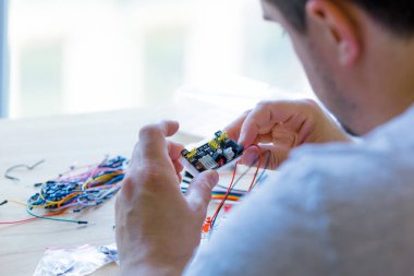 Adam evde amatör çipler derliyor