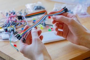 Kadın evde amatör çipler derliyor.