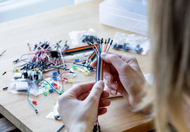 Kadın evde amatör çipler derliyor.