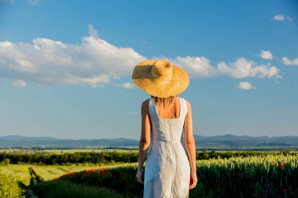 Junges Mädchen Mit Hut Auf Einem Grünen Weizenfeld Und Bergen — Stockfoto