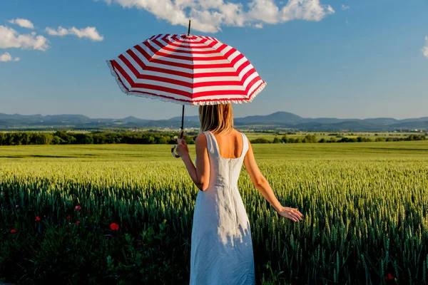 Jong Meisje Hoed Met Paraplu Groene Tarwe Veld Bergen Achtergrond — Stockfoto