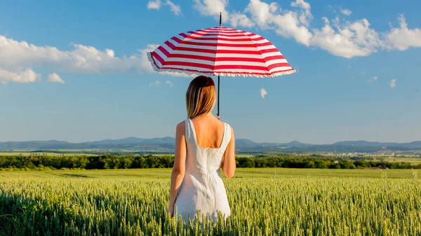 Giovane Ragazza Cappello Con Ombrello Campo Grano Verde Montagne Sullo — Foto Stock