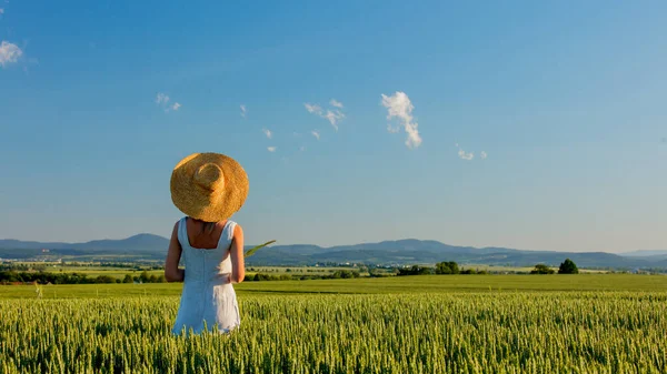 Giovane Ragazza Cappello Campo Grano Verde Montagne Sfondo — Foto Stock