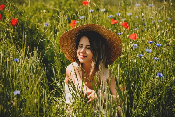 Giovane Donna Abito Seduta Erba Con Fiori Centaurea Papavero — Foto Stock