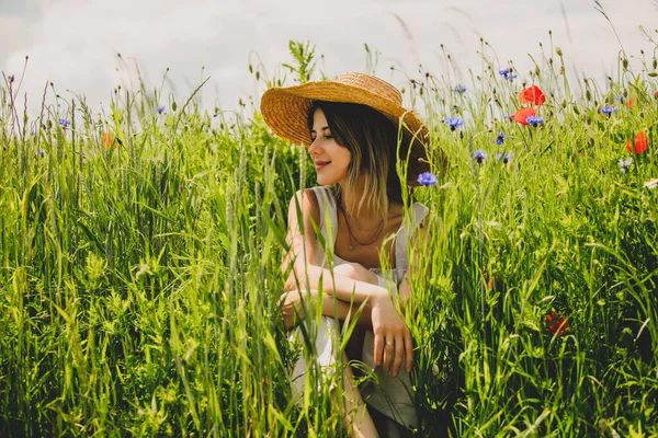 Jonge Vrouw Jurk Zittend Een Gras Met Centaurea Papaver Bloemen — Stockfoto