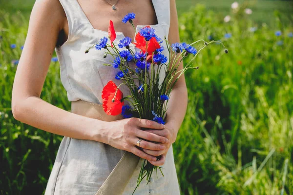 Young Woman Dress Stay Field Bouquet Centaurea Poppy Flowers — Stock Photo, Image
