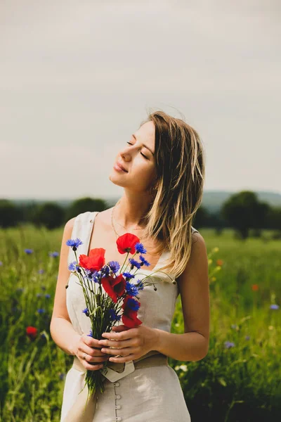 Mladá Žena Šatech Pobyt Blízkosti Pole Kyticí Kentaurea Mák Květiny — Stock fotografie