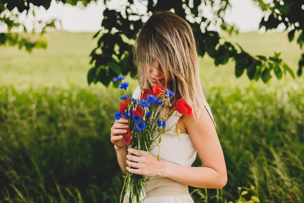 Giovane Donna Abito Stare Vicino Campo Con Mazzo Fiori Centaurea — Foto Stock