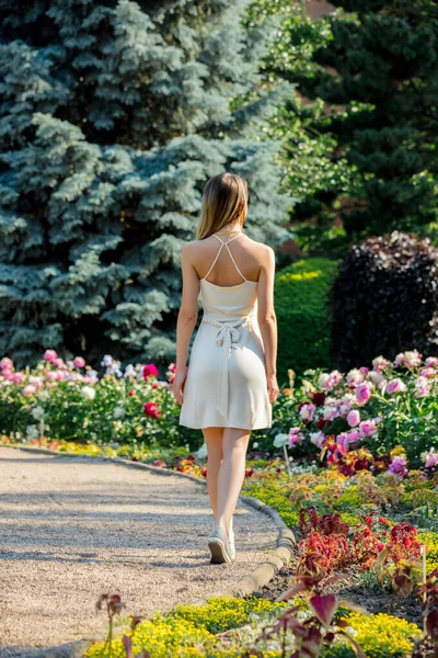 Giovane Donna Caucasica Che Cammina Nel Vicolo Con Fiori Giardino — Foto Stock