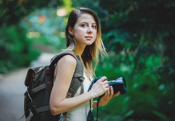 Parkta Fotoğraf Makinesi Sırt Çantası Olan Genç Bir Kız — Stok fotoğraf