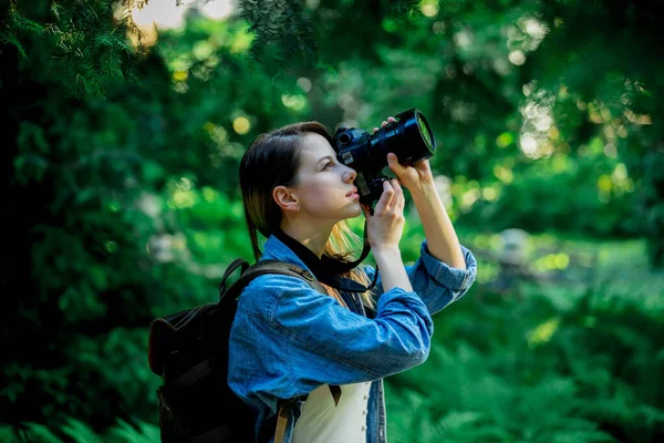 Jeune Fille Avec Une Caméra Sac Dos Dans Parc — Photo