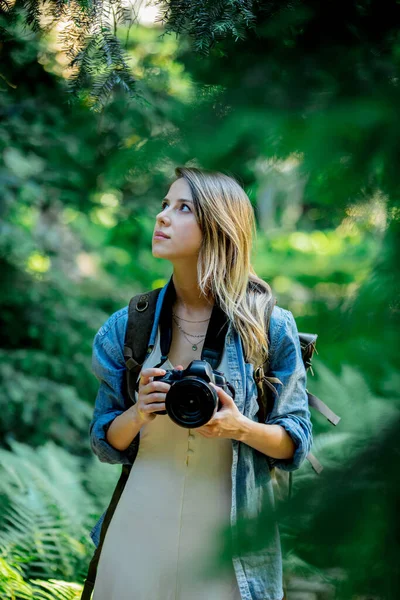 Mladá Dívka Kamerou Batohem Parku — Stock fotografie