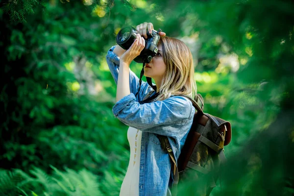 Mladá Dívka Kamerou Batohem Parku — Stock fotografie