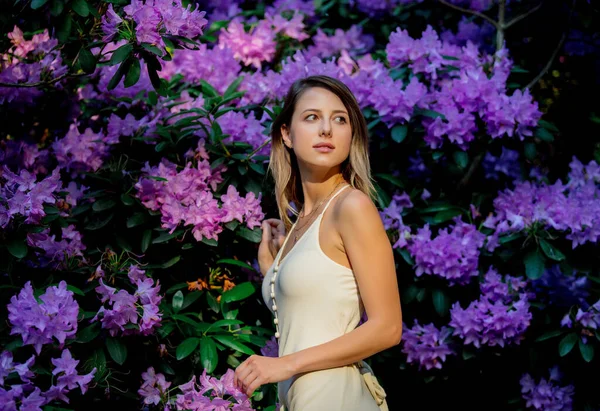 Стиль Женщина Рядом Рододендроном Цветы Grarden Весной Времени — стоковое фото