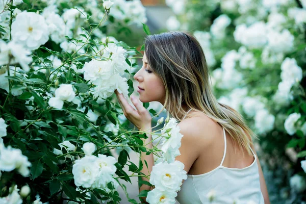 Donna Stile Vicino Rose Bianche Grandioso Periodo Primaverile — Foto Stock