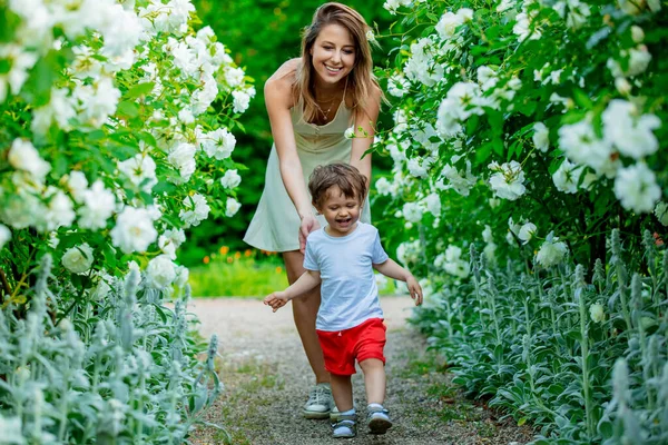 Mutter Und Sohn Der Nähe Weißer Rosen Einem Garten Frühling — Stockfoto