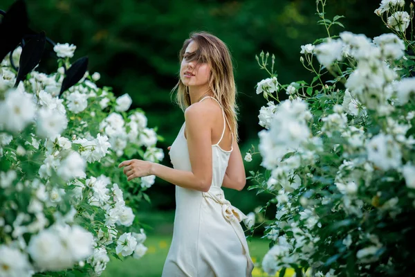 Mujer Estilo Cerca Rosas Blancas Grarden Primavera —  Fotos de Stock