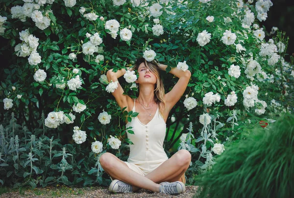 Donna Stile Vicino Rose Bianche Grandioso Periodo Primaverile — Foto Stock