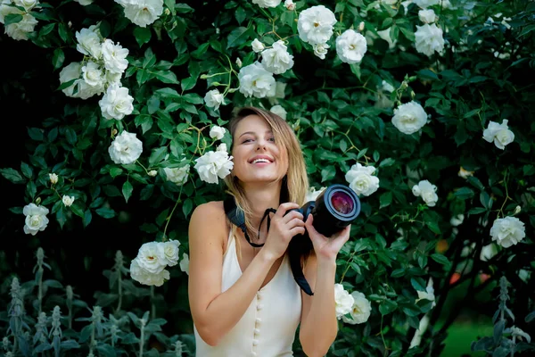 Στυλ Γυναίκα Κάμερα Κοντά Λευκά Τριαντάφυλλα Ένα Grarden Την Άνοιξη — Φωτογραφία Αρχείου