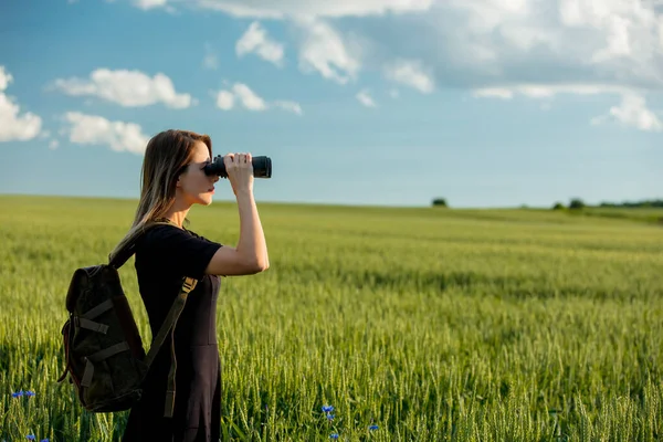 Молодая Девушка Черном Платье Биноклем Рюкзаком Зеленом Пшеничном Поле — стоковое фото