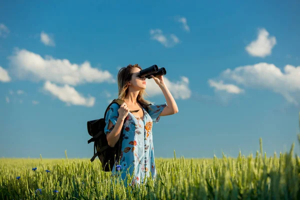 Mladá Dívka Šatech Dalekohledem Batohem Zelené Pšeničné Pole — Stock fotografie