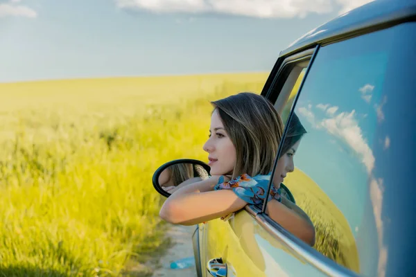 Młoda Dziewczyna Samochodzie Zielonym Polu Pszenicy — Zdjęcie stockowe