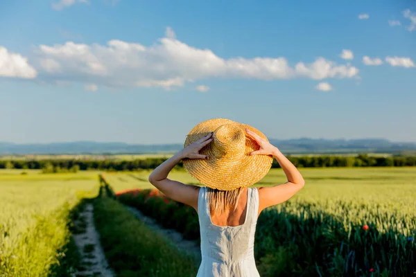 Jong Meisje Hoed Een Groene Tarwe Veld Bergen Achtergrond — Stockfoto