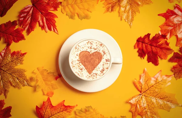 Sarı Arka Planda Sonbahar Yapraklı Romantik Bir Fincan Kahve Üst — Stok fotoğraf
