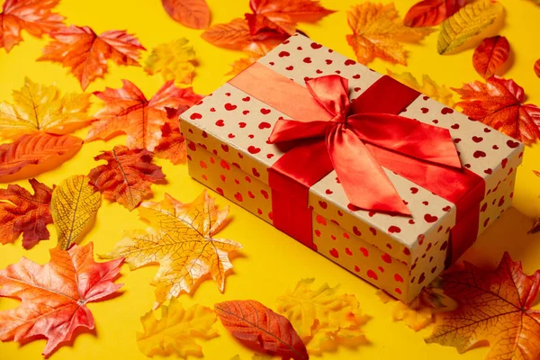 Caja Regalo Romántica Con Hojas Otoño Sobre Fondo Amarillo Vista —  Fotos de Stock