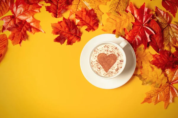 Romantyczna Filiżanka Kawy Jesiennymi Liśćmi Żółtym Tle Widok Góry — Zdjęcie stockowe