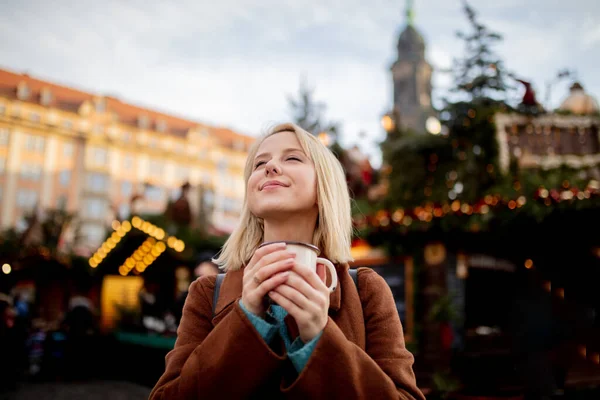 Loira Com Vinho Quente Mercado Natal Dresden Alemanha — Fotografia de Stock