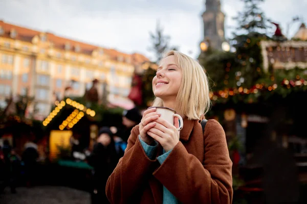 Loira Com Vinho Quente Mercado Natal Dresden Alemanha — Fotografia de Stock