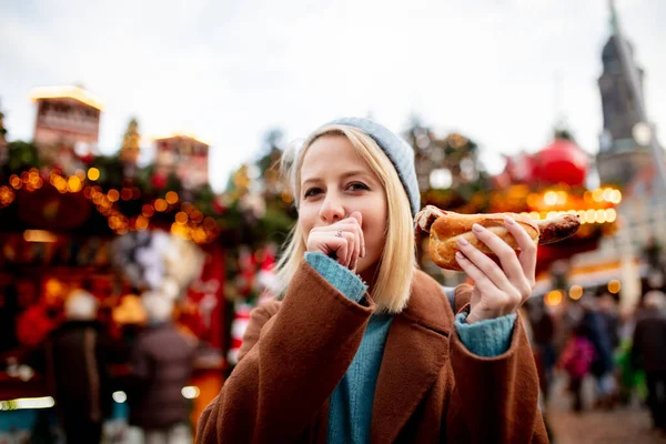 Blond Kvinna Med Varmkorv Julmarknaden Dresden Tyskland — Stockfoto