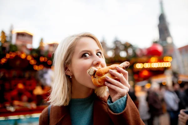 Mulher Loira Com Cachorro Quente Mercado Natal Dresden Alemanha — Fotografia de Stock