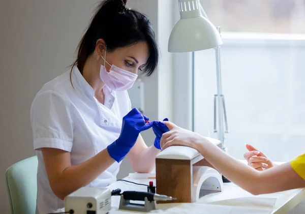 Manicura Maestro Aplicando Esmalte Uñas —  Fotos de Stock