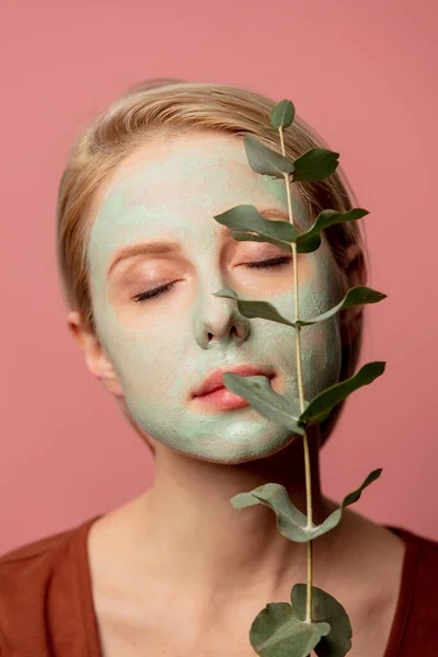 Krásná Blondýnka Zelenou Maskou Eukalyptovou Větví — Stock fotografie