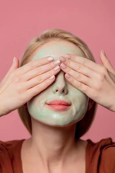 Bela Menina Loira Com Máscara Verde Seu Rosto — Fotografia de Stock