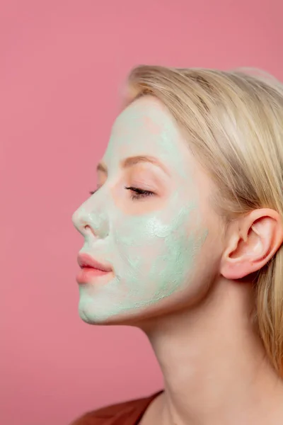 Mooi Blond Meisje Met Groen Masker Haar Gezicht — Stockfoto