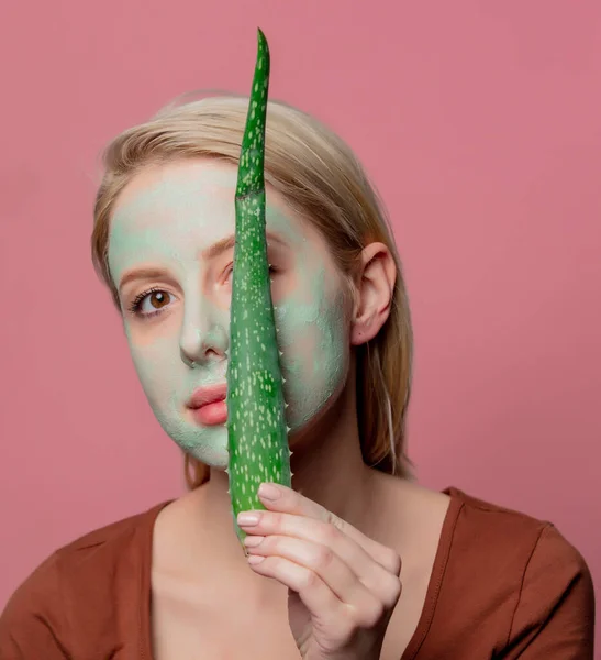 Vacker Blond Flicka Med Grön Mask Och Aloe Gren — Stockfoto