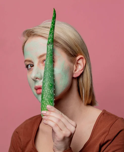 Vacker Blond Flicka Med Grön Mask Och Aloe Gren — Stockfoto