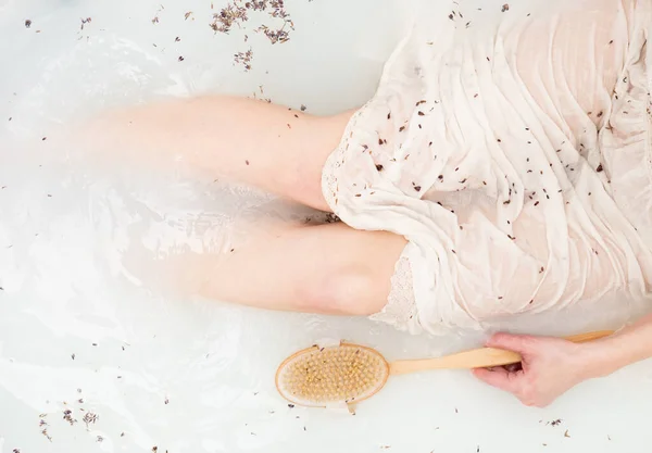 Vrouw Vintage Kleding Neemt Een Bad Met Lavendel Als Dagen — Stockfoto