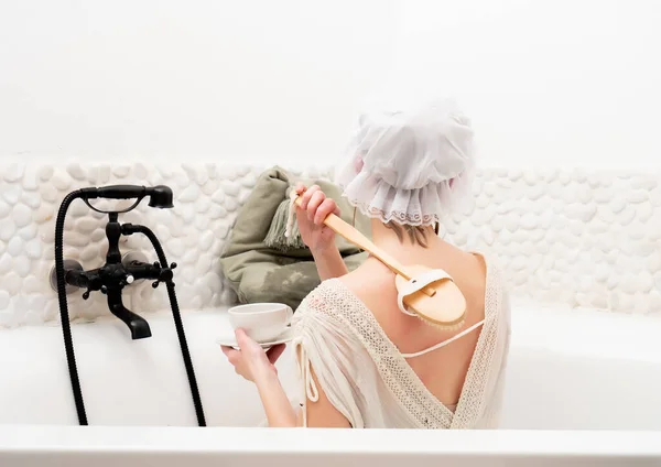 Klasik Elbiseli Kadın Lavantayla Banyo Yapar Kahve Içer — Stok fotoğraf