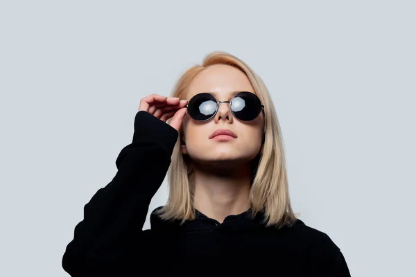 Blond Zwart Rond Zonnebril Een Witte Achtergrond — Stockfoto