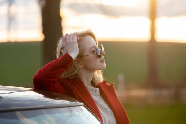 Blonde Frau Mit Sonnenbrille Und Rotem Mantel Der Nähe Von — Stockfoto