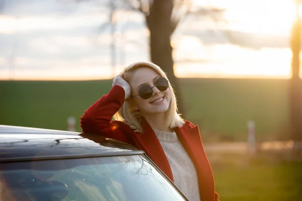 Style Blonde Woman Sunglasses Red Coat Car Countryside — Stock Photo, Image