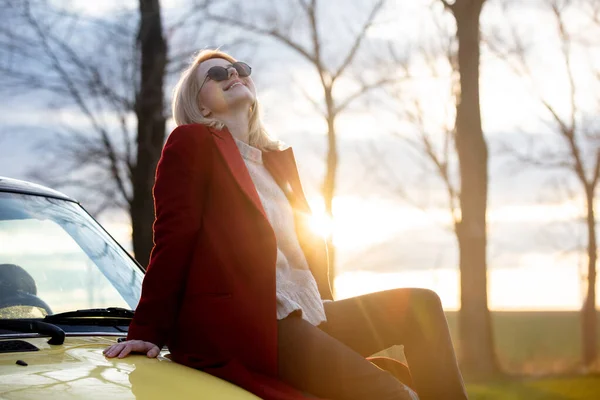Stijl Blonde Vrouw Zonnebril Rode Jas Zit Auto Het Platteland — Stockfoto