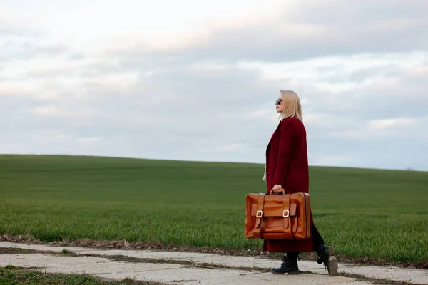 Blonde Frau Mit Koffer Auf Dem Land — Stockfoto