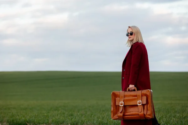 Style Blonde Woman Suitcase Countryside — Stock Photo, Image