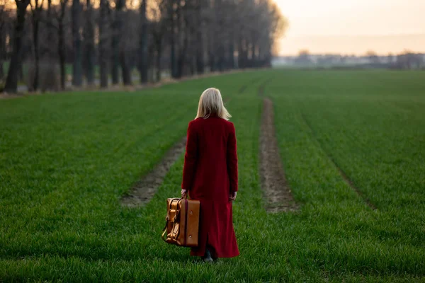Kırsalda Bavulu Olan Zarif Sarışın Kadın — Stok fotoğraf