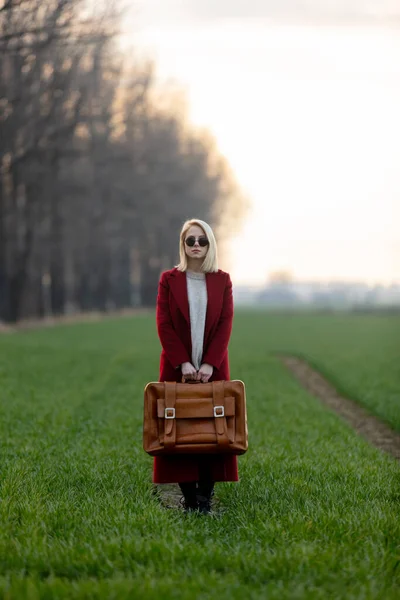 Stijl Blonde Vrouw Met Koffer Het Platteland — Stockfoto